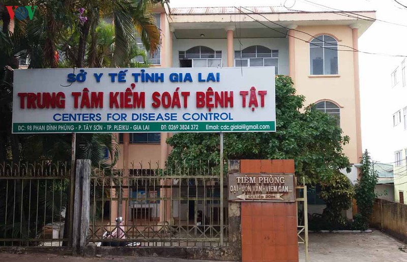 chau be 4 tuoi, tiem du vaccine van duong tinh voi bach hau o gia lai hinh 1