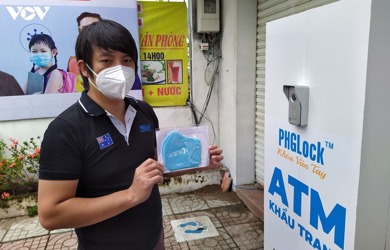  "atm khau trang" mien phi dau tien cua bat dau hoat dong o tp.hcm hinh 1