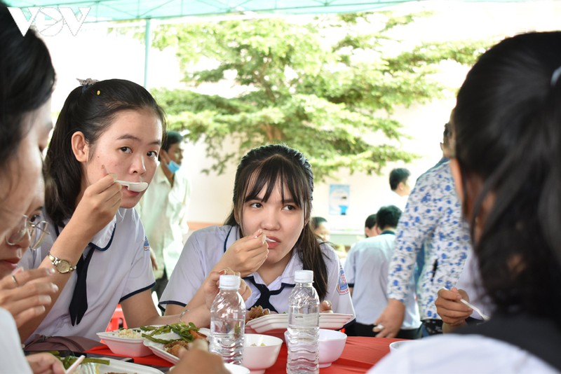  hang ngan suat com mien phi lam am long "si tu" can tho hinh 3