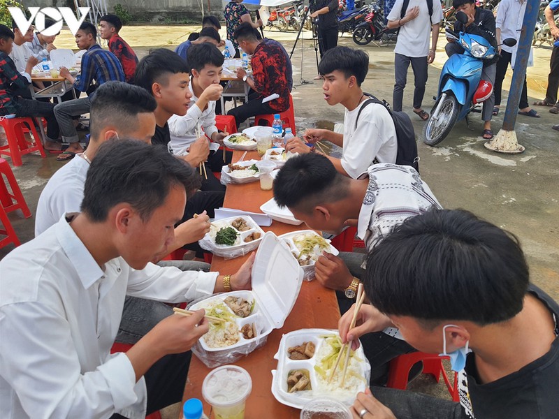 nhung suat com nghia tinh tiep suc thi sinh vung cao xu nghe  hinh 1