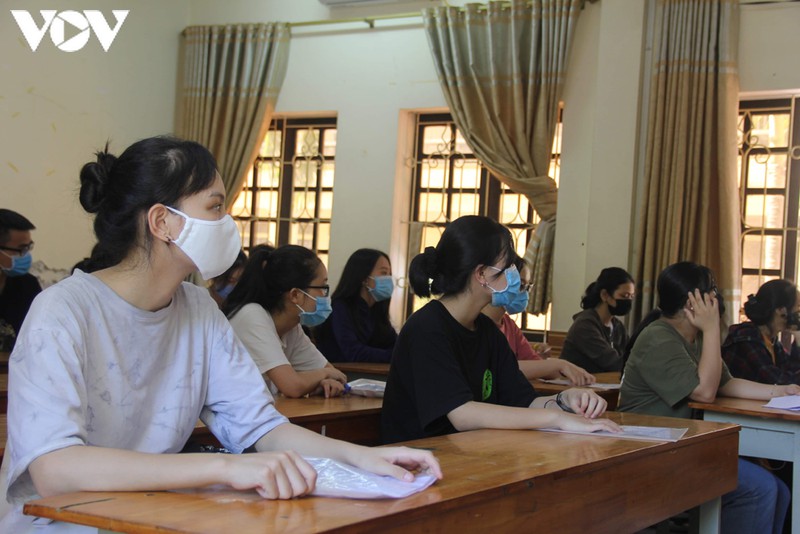 nu sinh ngat xiu phai di cap cuu khi vua den diem thi hinh 1