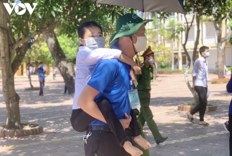 xuc dong hinh anh nu sinh den diem thi tren doi chan cua thanh  nien tinh nguyen hinh 1