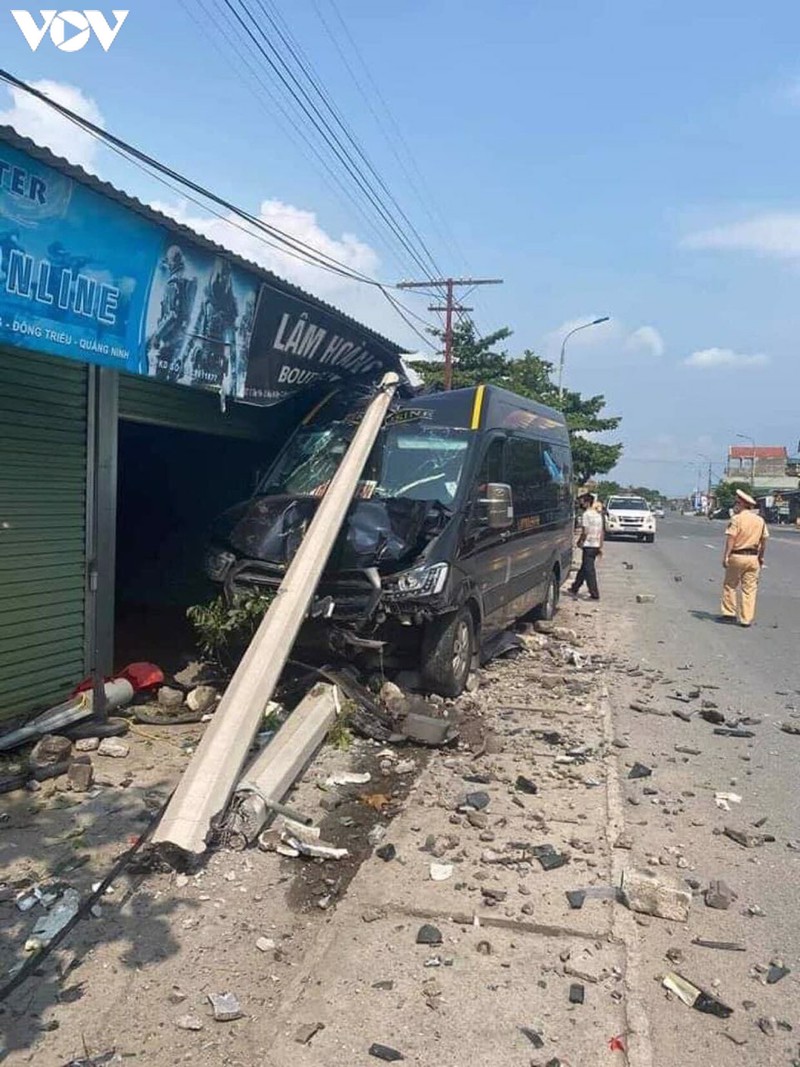  xe limousine dam do cot dien va vao nha dan, 1 nguoi bi thuong hinh 1
