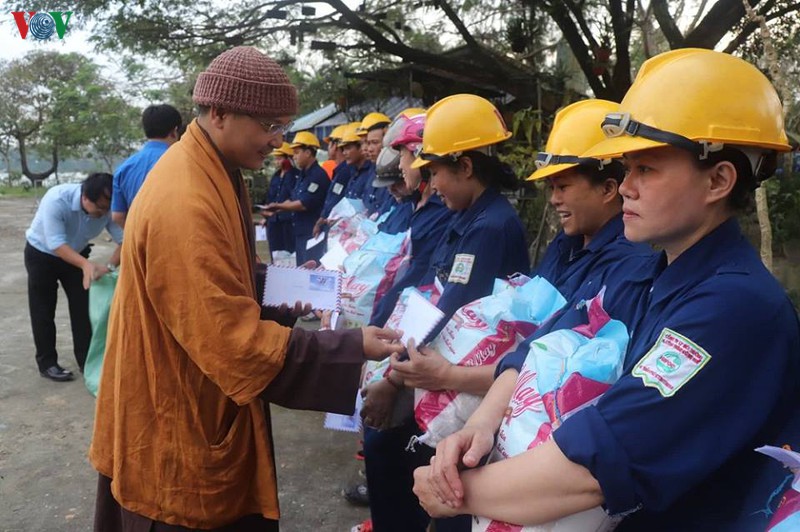 hue: trao qua tet cho benh nhan, cong nhan ve sinh moi truong hinh 2