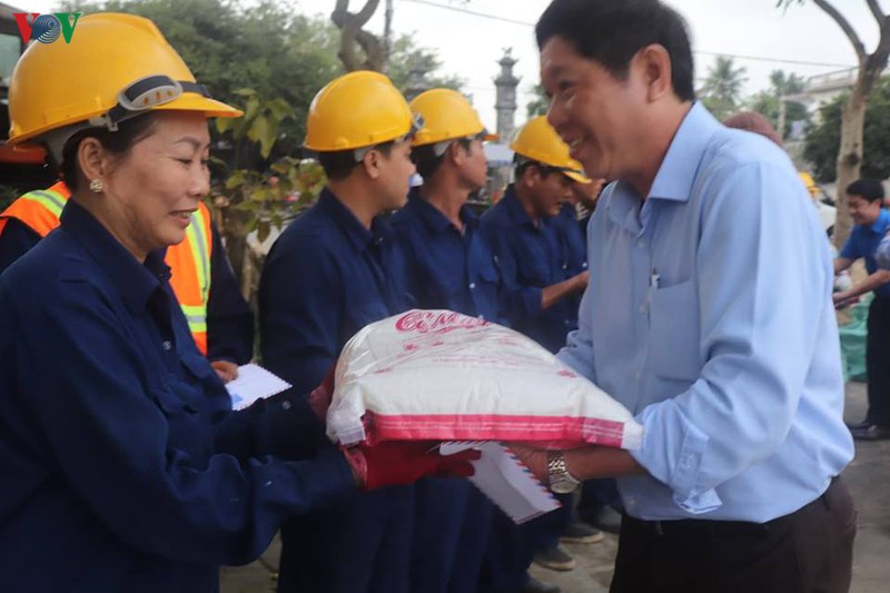 hue: trao qua tet cho benh nhan, cong nhan ve sinh moi truong hinh 3