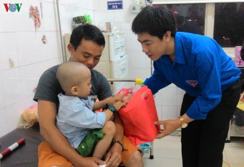 hue: trao qua tet cho benh nhan, cong nhan ve sinh moi truong hinh 1