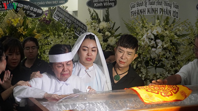 vo nghe si uu tu chanh tin khoc nuc no dua chong ve noi an nghi cuoi cung hinh 10
