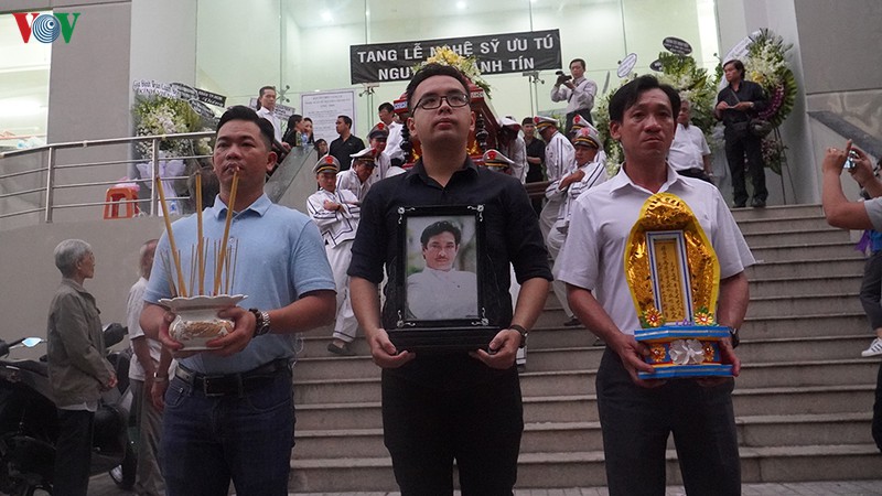 vo nghe si uu tu chanh tin khoc nuc no dua chong ve noi an nghi cuoi cung hinh 12