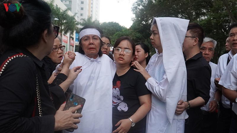 vo nghe si uu tu chanh tin khoc nuc no dua chong ve noi an nghi cuoi cung hinh 13
