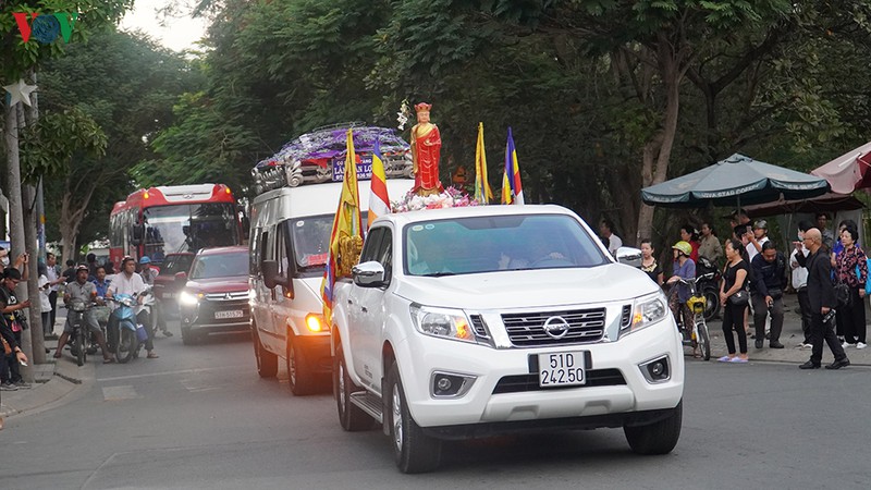 vo nghe si uu tu chanh tin khoc nuc no dua chong ve noi an nghi cuoi cung hinh 14
