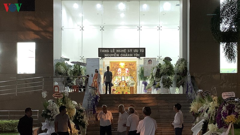 vo nghe si uu tu chanh tin khoc nuc no dua chong ve noi an nghi cuoi cung hinh 1