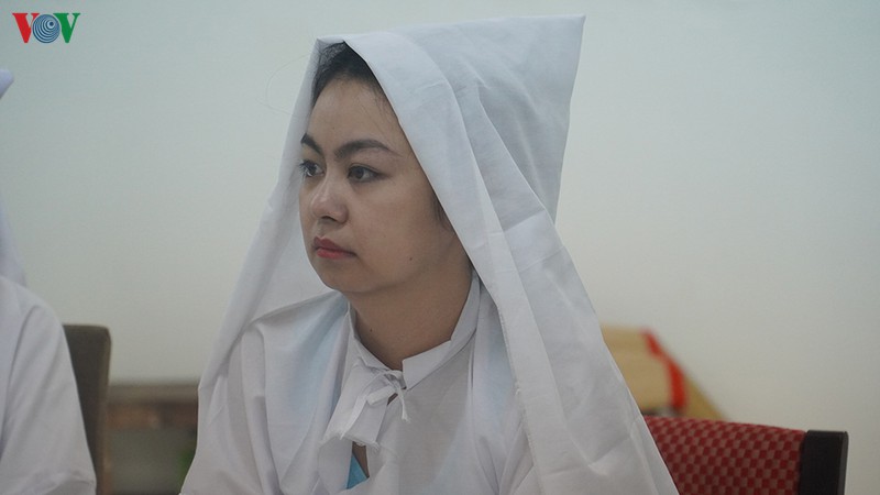 vo nghe si uu tu chanh tin khoc nuc no dua chong ve noi an nghi cuoi cung hinh 2