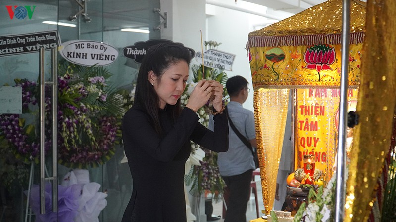 vo nghe si uu tu chanh tin khoc nuc no dua chong ve noi an nghi cuoi cung hinh 3
