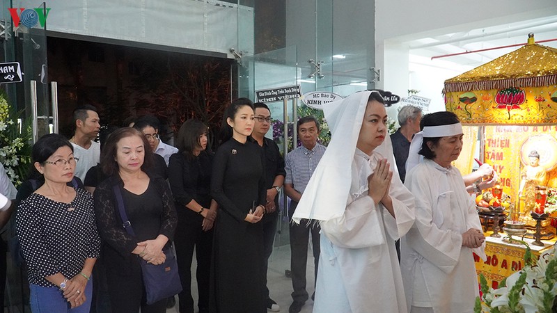 vo nghe si uu tu chanh tin khoc nuc no dua chong ve noi an nghi cuoi cung hinh 4