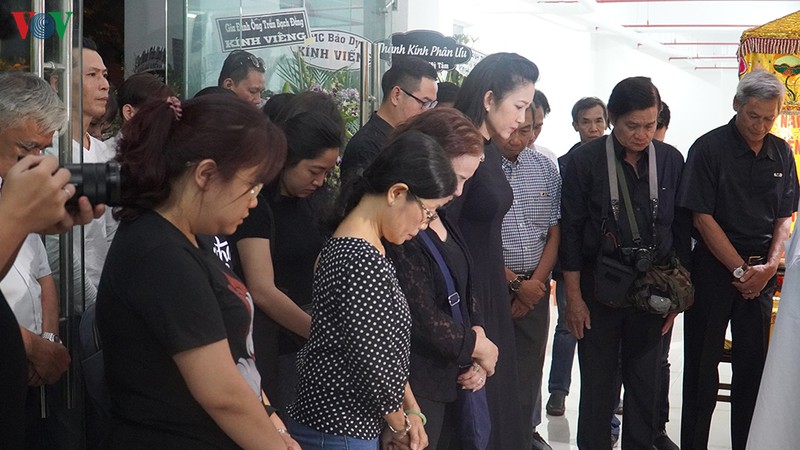 vo nghe si uu tu chanh tin khoc nuc no dua chong ve noi an nghi cuoi cung hinh 5