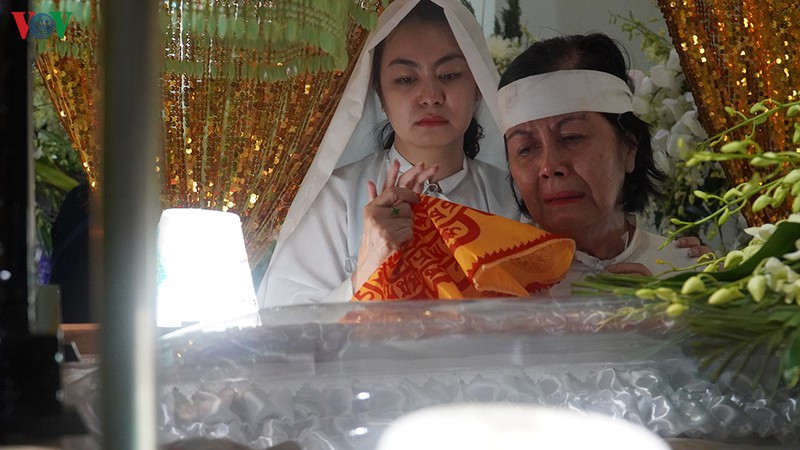 vo nghe si uu tu chanh tin khoc nuc no dua chong ve noi an nghi cuoi cung hinh 6
