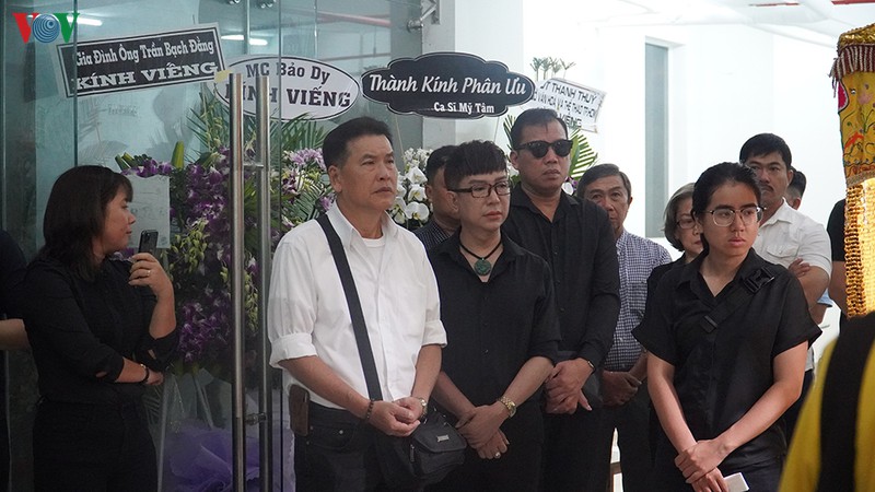 vo nghe si uu tu chanh tin khoc nuc no dua chong ve noi an nghi cuoi cung hinh 8