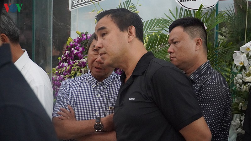 vo nghe si uu tu chanh tin khoc nuc no dua chong ve noi an nghi cuoi cung hinh 9