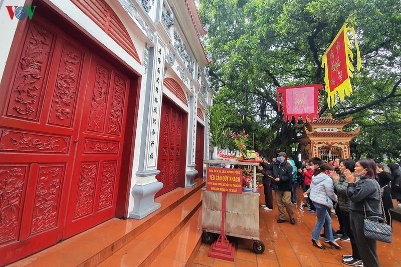anh: den ngoc son, phu tay ho dong cua, nguoi dan dung ngoai vai vong hinh 5