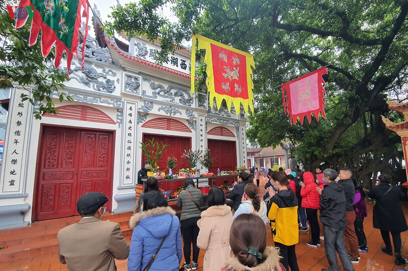 anh: den ngoc son, phu tay ho dong cua, nguoi dan dung ngoai vai vong hinh 6