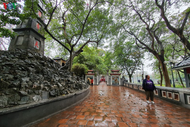 anh: den ngoc son, phu tay ho dong cua, nguoi dan dung ngoai vai vong hinh 1