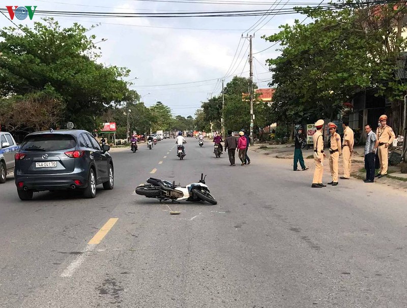quang tri: hai thanh nien lao xe may vao canh sat giao thong hinh 1