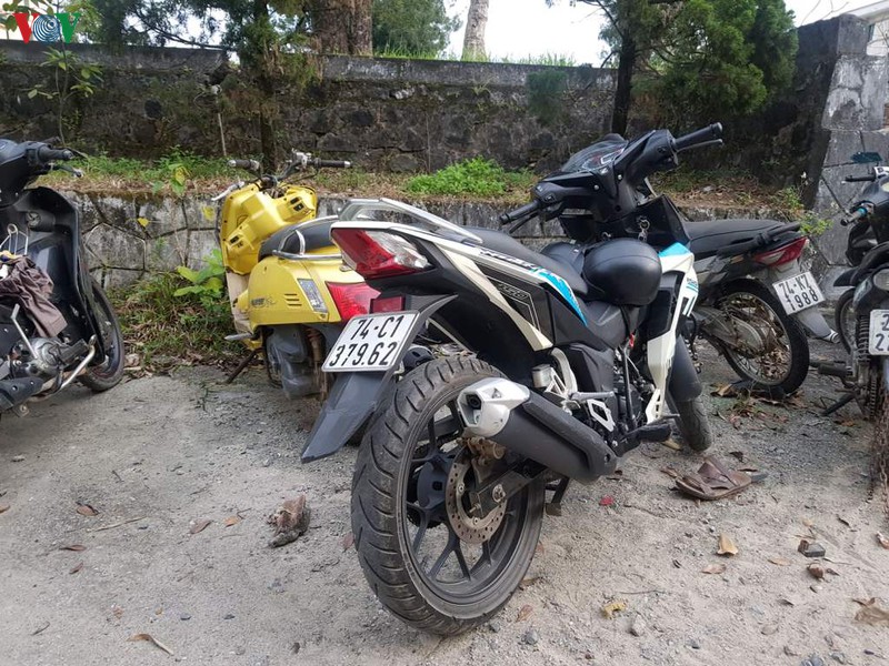 quang tri: hai thanh nien lao xe may vao canh sat giao thong hinh 2