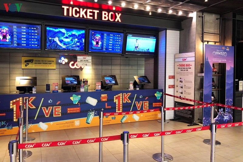 khan gia deo khau trang, duoc do than nhiet khi den rap chieu phim hinh 14