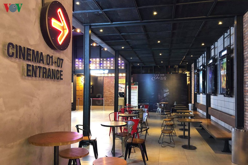 khan gia deo khau trang, duoc do than nhiet khi den rap chieu phim hinh 15