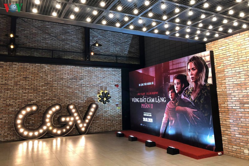 khan gia deo khau trang, duoc do than nhiet khi den rap chieu phim hinh 13