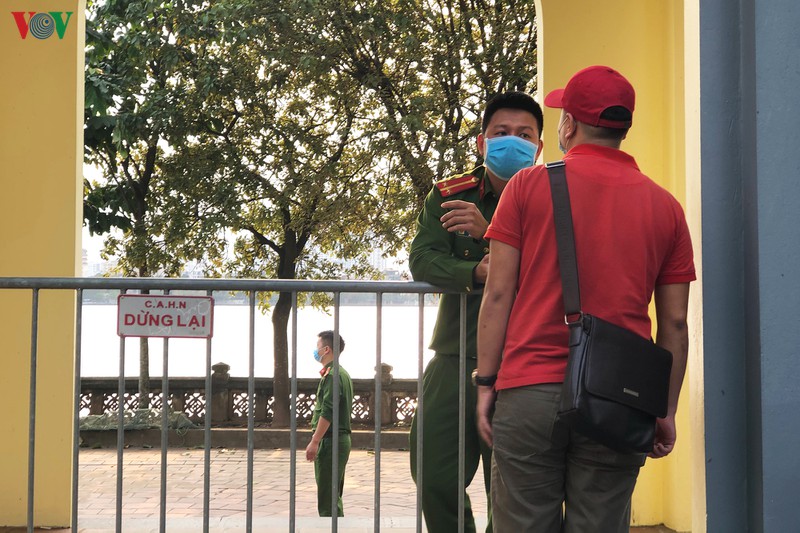 phu tay ho chan barie truoc cong ngan nguoi dan do xo vao le hinh 10