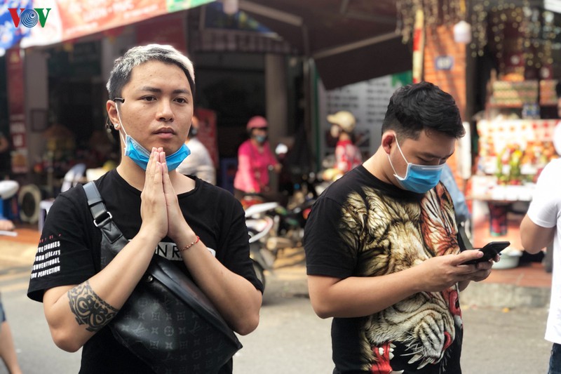 phu tay ho chan barie truoc cong ngan nguoi dan do xo vao le hinh 13