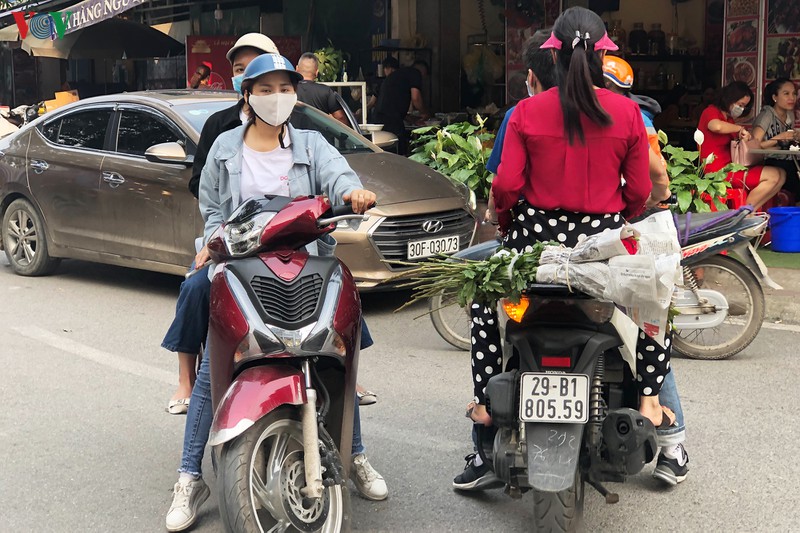 phu tay ho chan barie truoc cong ngan nguoi dan do xo vao le hinh 11