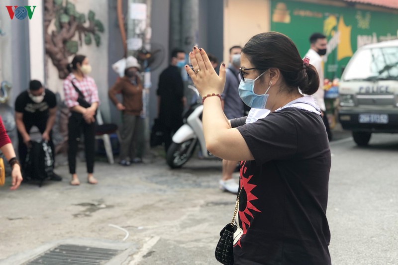 phu tay ho chan barie truoc cong ngan nguoi dan do xo vao le hinh 12