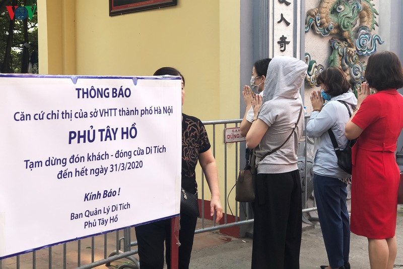 phu tay ho chan barie truoc cong ngan nguoi dan do xo vao le hinh 15