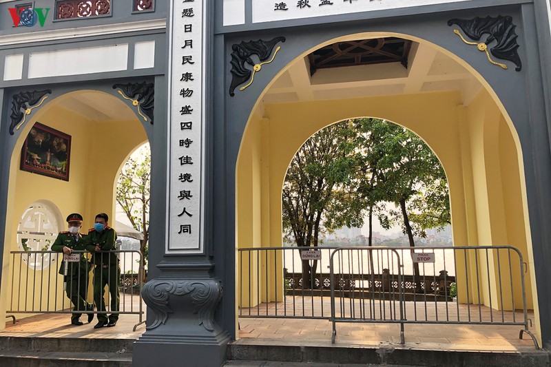 phu tay ho chan barie truoc cong ngan nguoi dan do xo vao le hinh 6