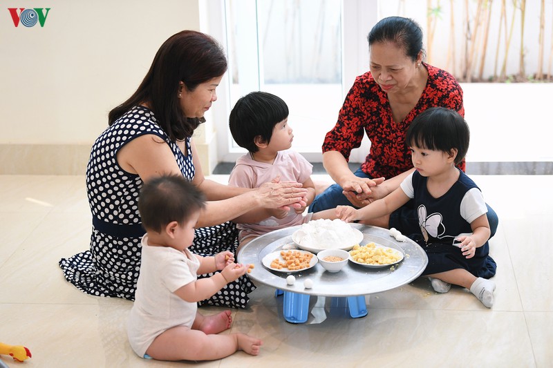 be hao huc hoc lam banh troi banh chay tet han thuc hinh 4