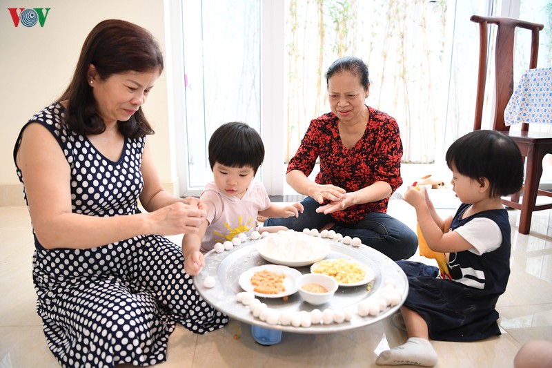 be hao huc hoc lam banh troi banh chay tet han thuc hinh 3
