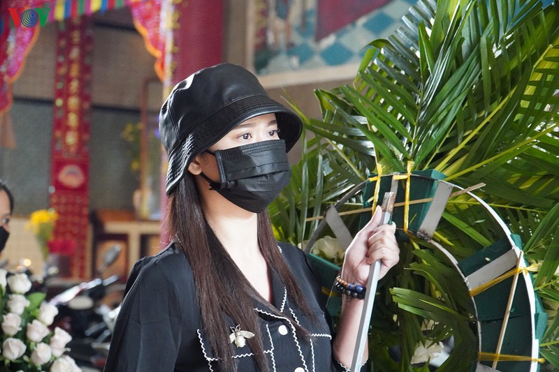 nguoi than, ban be dua tien mai phuong ve noi an nghi cuoi cung hinh 10