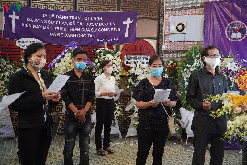 nguoi than, ban be dua tien mai phuong ve noi an nghi cuoi cung hinh 11