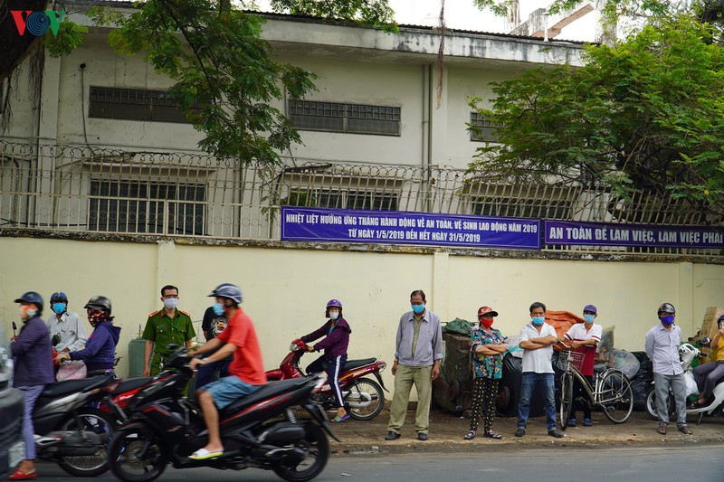 nguoi than, ban be dua tien mai phuong ve noi an nghi cuoi cung hinh 14