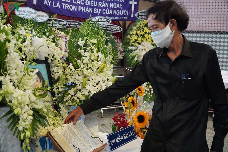 nguoi than, ban be dua tien mai phuong ve noi an nghi cuoi cung hinh 2