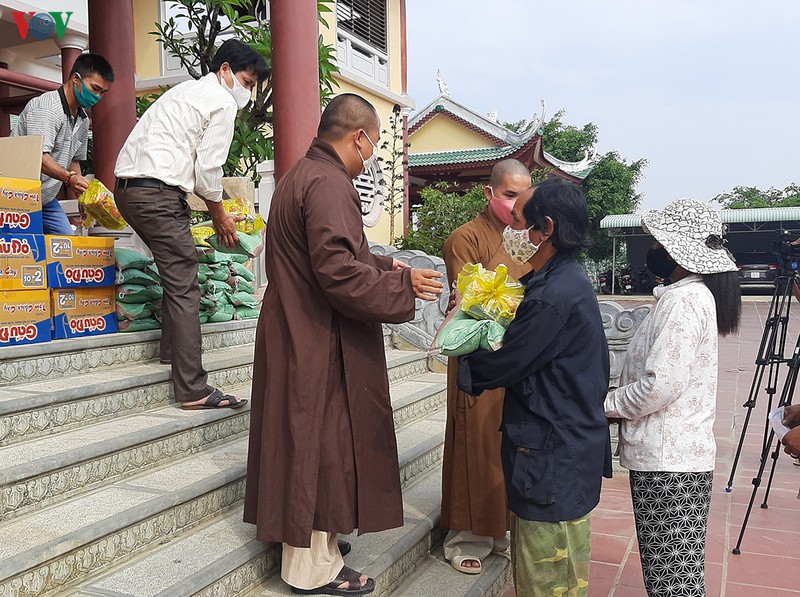 kon tum: dai le phat dan phat lich lan toa tinh yeu thuong hinh 1