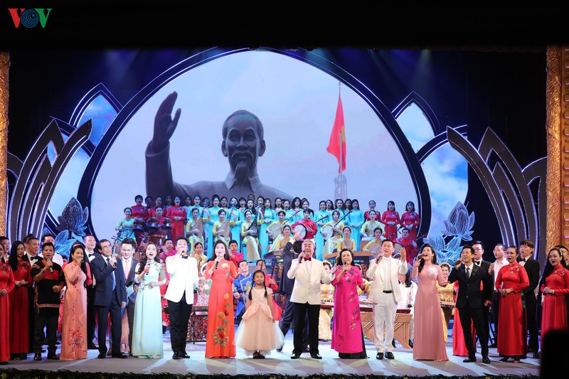 tu hao "dang nguoi tieng hat mua xuan" hinh 1