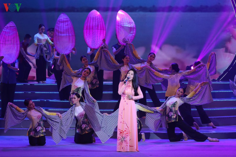 tu hao "dang nguoi tieng hat mua xuan" hinh 9