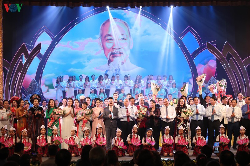 tu hao "dang nguoi tieng hat mua xuan" hinh 16