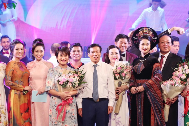 tu hao "dang nguoi tieng hat mua xuan" hinh 15