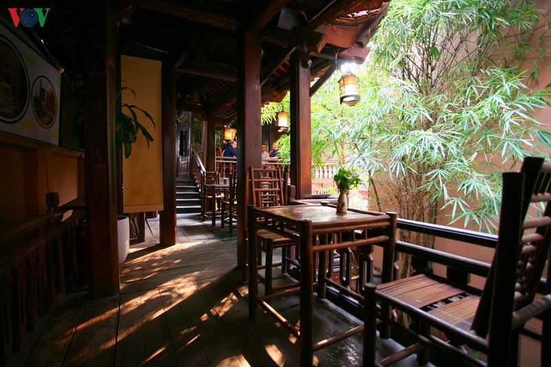 quan tra viet trong ngoi nha co giua long thu do hinh 2