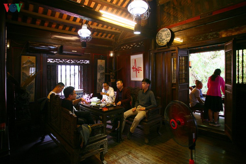 quan tra viet trong ngoi nha co giua long thu do hinh 8