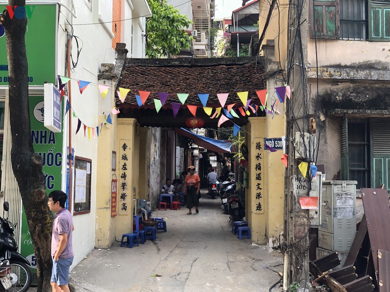 cong lang trong long pho phuong ha noi: van nguyen ven hon que hinh 2